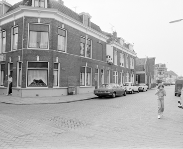 882593 Gezicht op de voorgevels van de panden Kruisweg 26-hoger te Utrecht, met links de Otterstraat.